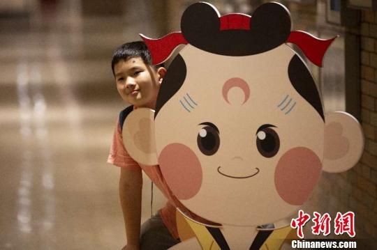中新网上海7月8日电 题:经典动画电影《天书奇谭》在音乐厅里归来 作者 王笈 钱寅峰 古道热肠的袁公,正义勇敢的小蛋生,诡计多端的老狐狸诞生于1983年的中国动画电影《天书奇谭》7日、8日连续两晚以交响电影音乐会的形式亮相2018上海夏季音乐节。不少70后80后举家出动,走进上海交响乐团音乐厅重温这段儿时经典。 天庭有珍奇天书,锁于石龛门三千年;天宫袁公好奇盗书,偷偷下凡刻于石洞;三只狐狸偷学天书,修炼法术危害百姓;蛋生联合师傅袁公,消灭狐精、夺回天书。30多年前