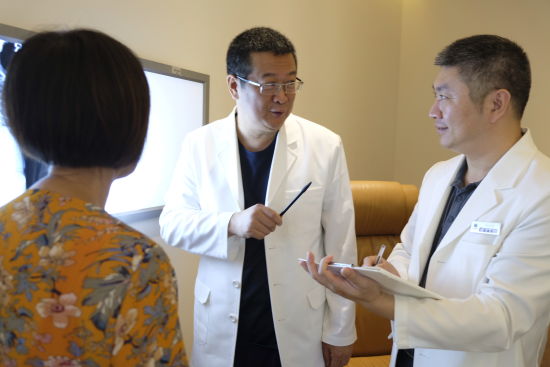 京城名医刘益善来上海正中脊推介新医正骨疗法