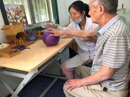 郭章慧为患者进行作业治疗