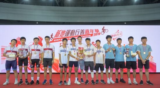图:新鸿基地产执董郭基辉颁奖予一众年青车手.
