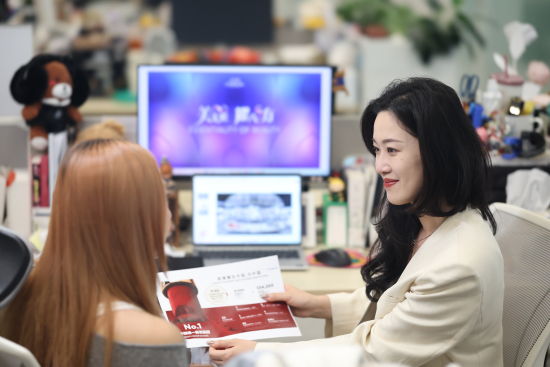 付了了与同事讨论展台设计 付了了与同事讨论展台设计