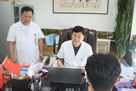 哈尔滨血液病肿瘤研究所血液儿科病房主任郝文鹏教授(左一)、哈尔滨血液病肿瘤研究所所长马军教授(左二)与患者(左三)合照 哈尔滨血液病肿瘤研究所血液儿科病房主任郝文鹏教授(左一)、哈尔滨血液病肿瘤研究所所长马军教授(左二)与患者(左三)合照