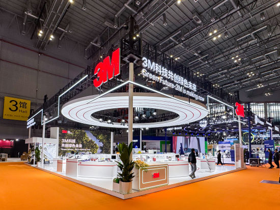 第八届进博会上,3M展台以“科技共创绿色未来”为主题。3M中国供图 第八届进博会上,3M展台以“科技共创绿色未来”为主题。3M中国供图