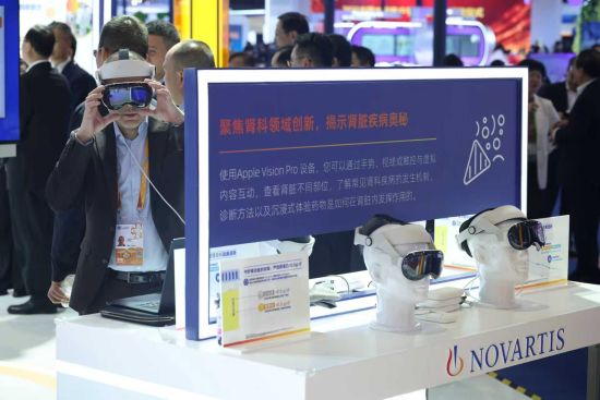 第八届进博会诺华展台上,参观者利用科技设备直观了解创新药物在人体内的作用机制。诺华供图 第八届进博会诺华展台上,参观者利用科技设备直观了解创新药物在人体内的作用机制。诺华供图