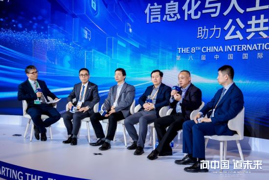 与会的各位政企研专家围绕“信息化赋能公共卫生高质量发展”展开了深度交流 与会的各位政企研专家围绕“信息化赋能公共卫生高质量发展”展开了深度交流