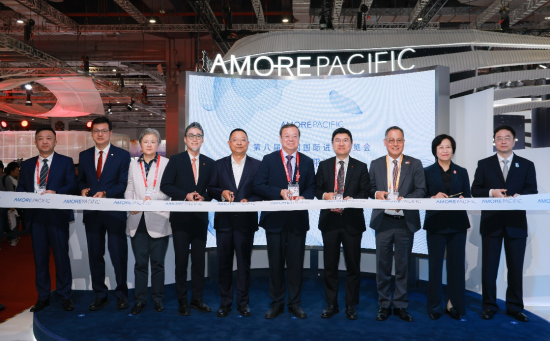 现场嘉宾为展台揭幕 现场嘉宾为展台揭幕