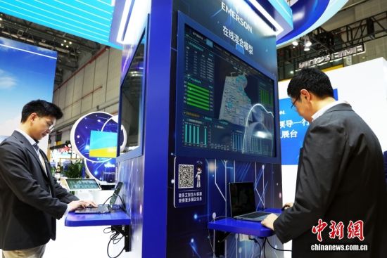 11月5日,观众在“全勤生”艾默生展台参观。当日,第八届中国国际进口博览会在上海开幕,众多跨国企业连续八届“全勤”参展,今年展览面积和企业总数均创历史新高。 11月5日,观众在“全勤生”艾默生展台参观。当日,第八届中国国际进口博览会在上海开幕,众多跨国企业连续八届“全勤”参展,今年展览面积和企业总数均创历史新高。