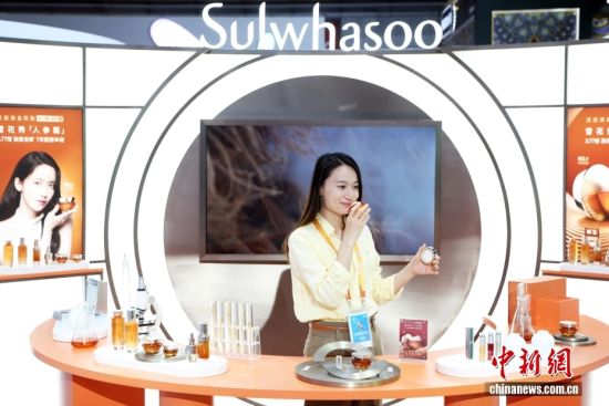 11月5日,“全勤生”爱茉莉携近三百件展品亮相进博会。当日,第八届中国国际进口博览会在上海开幕,众多跨国企业连续八届“全勤”参展,今年展览面积和企业总数均创历史新高。 11月5日,“全勤生”爱茉莉携近三百件展品亮相进博会。当日,第八届中国国际进口博览会在上海开幕,众多跨国企业连续八届“全勤”参展,今年展览面积和企业总数均创历史新高。