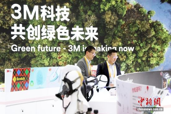 11月5日,“全勤生”3M以“3M科技共创绿色未来”为主题亮相进博会。当日,第八届中国国际进口博览会在上海开幕,众多跨国企业连续八届“全勤”参展,今年展览面积和企业总数均创历史新高。 11月5日,“全勤生”3M以“3M科技共创绿色未来”为主题亮相进博会。当日,第八届中国国际进口博览会在上海开幕,众多跨国企业连续八届“全勤”参展,今年展览面积和企业总数均创历史新高。
