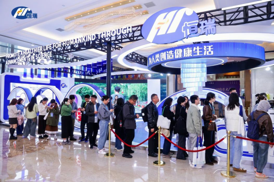 恒瑞学术交流展台(展位号:G01),众多参会者前来打卡交流 恒瑞学术交流展台(展位号:G01),众多参会者前来打卡交流