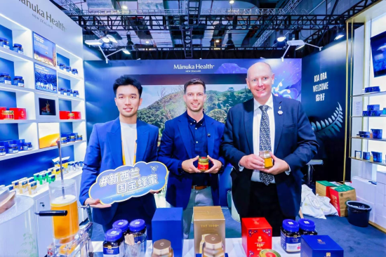 ͼ˵��������פ����ʹ���Ĳ�(Jonathan Austin)����Ŧ����̫���ܾ���Simon Mclenna��Ļ��Ʒ