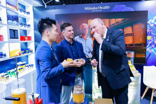 ͼ˵��������פ����ʹ���Ĳ�(Jonathan Austin)Ʒ���۷���¬������ MGO 1600+