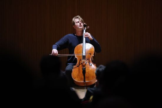 施特克尔演绎巴赫无伴奏大提琴组曲。 颜经纬 摄 施特克尔演绎巴赫无伴奏大提琴组曲。 颜经纬 摄