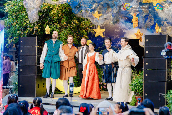 户外沉浸式歌剧《罗密欧与朱丽叶》快闪秀。 主办方供图 户外沉浸式歌剧《罗密欧与朱丽叶》快闪秀。 主办方供图