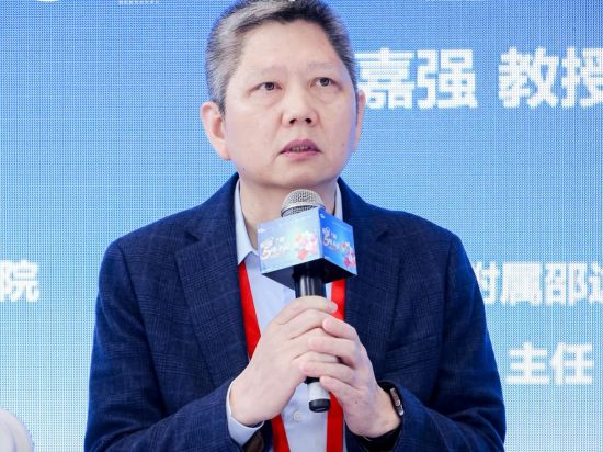 周嘉强教授回答记者提问 周嘉强教授回答记者提问