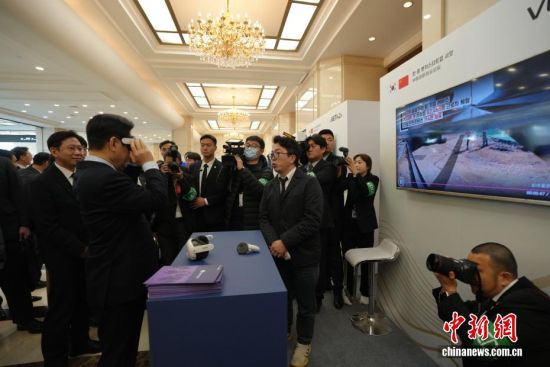 1月7日,中韩创新创业论坛在上海举行。韩国总统李在明一行出席,并于论坛期间参观了中韩科技企业展示的各类科技产品。图为李在明体验基于5G技术的VR远程操控系统。 1月7日,中韩创新创业论坛在上海举行。韩国总统李在明一行出席,并于论坛期间参观了中韩科技企业展示的各类科技产品。图为李在明体验基于5G技术的VR远程操控系统。