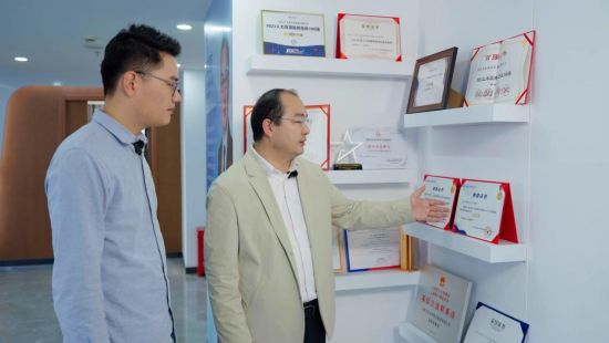 李贤威向记者介绍所获荣誉。 钟欣 摄 李贤威向记者介绍所获荣誉。 钟欣 摄