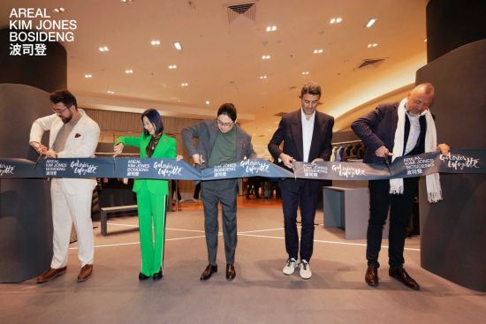 从左到右:大巴黎国际业务署亚太投资部负责人Arnaud Melilli先生、中国新中委员会主席赵倩女士、波司登集团国际业务总经理高健庭先生、巴黎老佛爷百货集团首席执行官Arthur Lemoine先生、巴黎老佛爷百货客户发展与运营营销总监Thierry Varnier先生 从左到右:大巴黎国际业务署亚太投资部负责人Arnaud Melilli先生、中国新中委员会主席赵倩女士、波司登集团国际业务总经理高健庭先生、巴黎老佛爷百货集团首席执行官Arthur Lemoine先生、巴黎老佛爷百货客户发展与运营营销总监Thierry Varnier先生