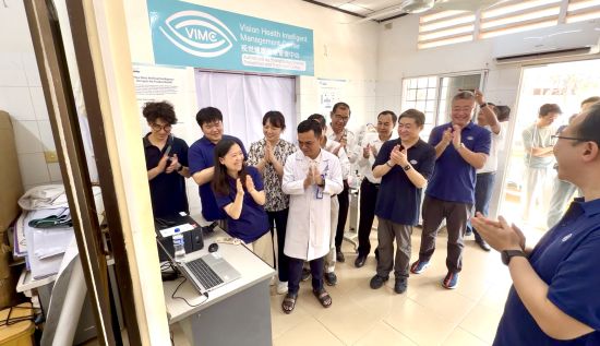 上海的眼科医院专家团队在柬埔寨成功建成两家视觉健康智能管理中心。上海市眼病防治中心供图 上海的眼科医院专家团队在柬埔寨成功建成两家视觉健康智能管理中心。上海市眼病防治中心供图