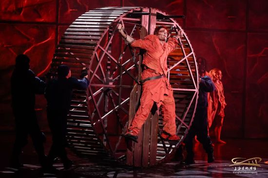 法语原版音乐剧《巴黎圣母院》剧照。 主办方供图 法语原版音乐剧《巴黎圣母院》剧照。 主办方供图