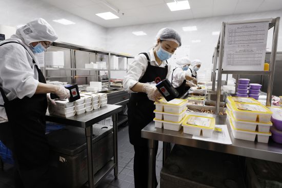 ������Ա�ڸ�ʽ�ײͺ��ϴ�ӡʳƷ�������ڡ����������� ������ ��