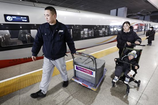 ������Ա������õ��ײ�ת����վ̨�ϡ����������� ������ ��