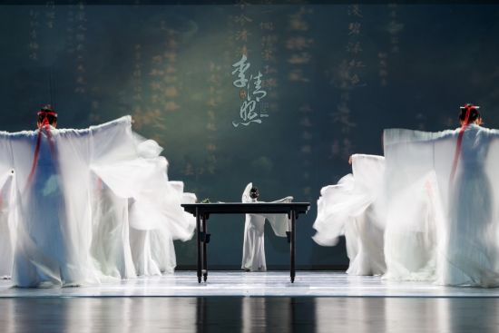 “新国风”舞剧《李清照》剧照。 主办方供图 “新国风”舞剧《李清照》剧照。 主办方供图