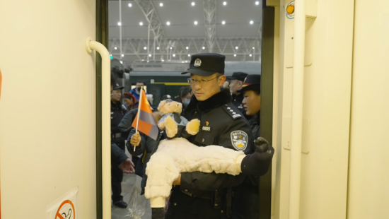 上海铁路公安处上海站派出所民警为患儿开辟绿色通道 上海铁路公安处上海站派出所民警为患儿开辟绿色通道