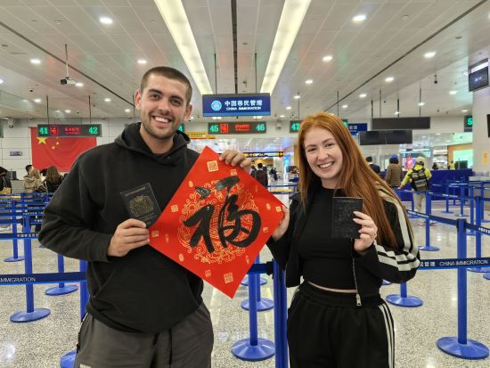 �����һ�賿ʱ�֣�Ӣ���ÿ�Dawson��Ů��Kaye��Ϊ��ǩ�������������ߡ��������