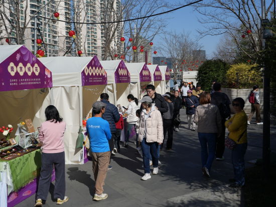 “半马苏河 快乐加‘马’”2026新春市集活动现场。主办方供图 “半马苏河 快乐加‘马’”2026新春市集活动现场。主办方供图