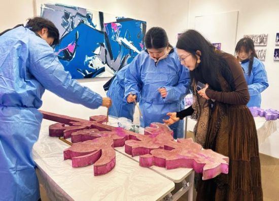 首日“艺术生境”岩彩创作工作坊现场 首日“艺术生境”岩彩创作工作坊现场