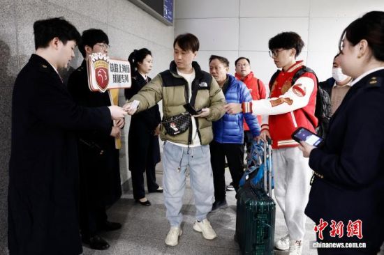 ��·�Ϻ�վ������Ա�����Խ����˹���Ʊ������������ ������ ��