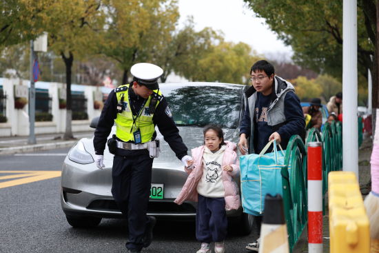 ����������ʢԴ�׶�԰��У���Ϻ��й����ֽ�ͨ�����ܶӹ�ͼ