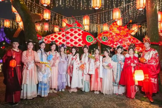 华灯巡游在悠扬乐声前行。(古猗园供图) 华灯巡游在悠扬乐声前行。(古猗园供图)