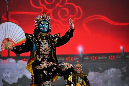 传统文化展演为元宵节增添喜庆氛围。(“元宵行街会”组委会供图) 传统文化展演为元宵节增添喜庆氛围。(“元宵行街会”组委会供图)