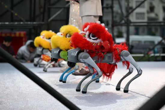 机器狗亮相,上演“赛博”年味。(“元宵行街会”组委会供图) 机器狗亮相,上演“赛博”年味。(“元宵行街会”组委会供图)