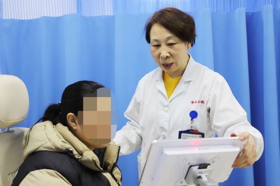 刘美灵主任给黄阿姨制定进一步康复治疗方案,并交待日常生活中有关盆底康复应注意的事项。魏毅 摄影。 刘美灵主任给黄阿姨制定进一步康复治疗方案,并交待日常生活中有关盆底康复应注意的事项。魏毅 摄影。