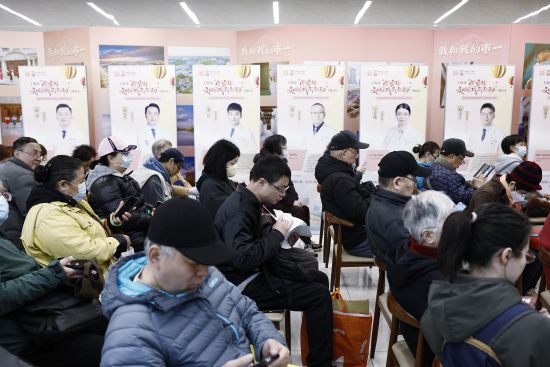 市民在上海市第一人民医院虹口院区等待义诊。中新网记者 殷立勤 摄 市民在上海市第一人民医院虹口院区等待义诊。中新网记者 殷立勤 摄