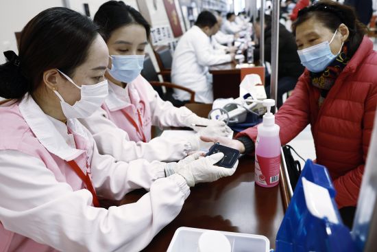 市民在上海市第一人民医院虹口院区进行血糖检查。中新网记者 殷立勤 摄 市民在上海市第一人民医院虹口院区进行血糖检查。中新网记者 殷立勤 摄