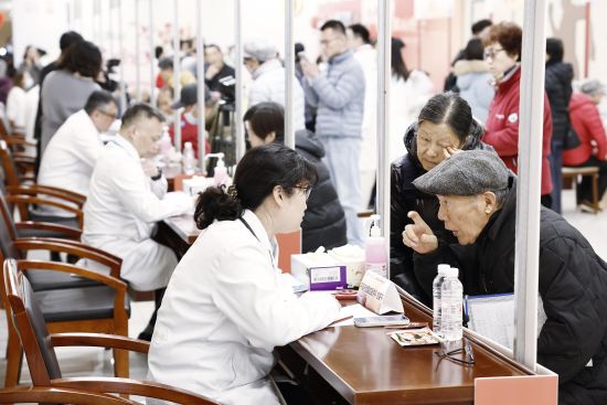 呼吸与危重症医学科副主任包婺平与市民交流。中新网记者 殷立勤 摄 呼吸与危重症医学科副主任包婺平与市民交流。中新网记者 殷立勤 摄