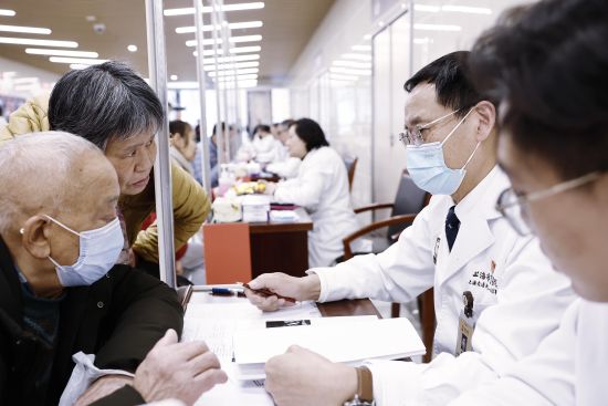 泌尿中心学术带头人夏术阶与市民交流。中新网记者 殷立勤 摄 泌尿中心学术带头人夏术阶与市民交流。中新网记者 殷立勤 摄