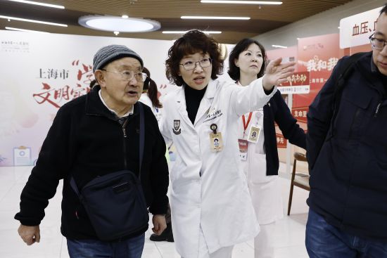 医护人员引导市民前往义诊台。中新网记者 殷立勤 摄 医护人员引导市民前往义诊台。中新网记者 殷立勤 摄