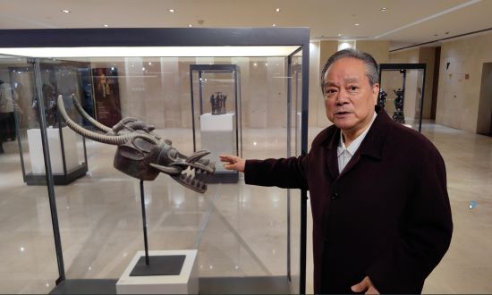 南非归侨、收藏家赵宝培接受专访时介绍其收藏的一件神似中国龙的非洲雕刻作品。 范宇斌 摄 南非归侨、收藏家赵宝培接受专访时介绍其收藏的一件神似中国龙的非洲雕刻作品。 范宇斌 摄