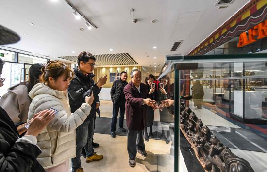 南非归侨、收藏家赵宝培在“文明互鉴——非洲雕刻艺术展”长青之友专场活动中介绍非洲雕刻。 受访者供图 南非归侨、收藏家赵宝培在“文明互鉴——非洲雕刻艺术展”长青之友专场活动中介绍非洲雕刻。 受访者供图