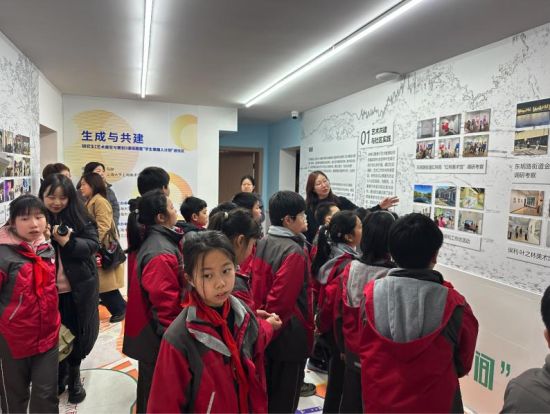 上海大学上海美术学院、上海大学美术馆馆长马琳在梅园三村少儿美术馆为梅园小学小学生导览 上海大学上海美术学院、上海大学美术馆馆长马琳在梅园三村少儿美术馆为梅园小学小学生导览