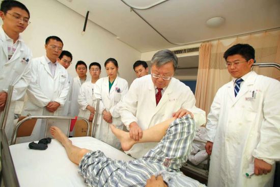 ������ӵ����ʩ载����ڲ����뻼�߹�ͨ��(�Ϻ���ҽҩ��ѧ��ͼ)