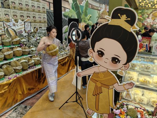 网络主播在上海直播带货泰国榴莲。 范宇斌 摄 网络主播在上海直播带货泰国榴莲。 范宇斌 摄