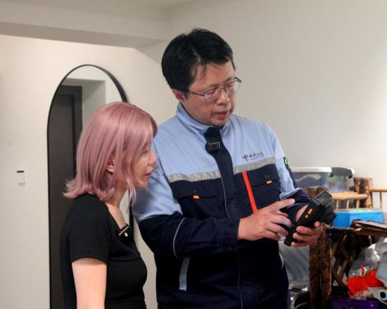 完美的上网感知,不仅仅是把宽带接入家中,还需要针对家庭环境精心进行全光Wi-Fi覆盖。全国劳动模范徐珺,中国光纤接入第一人,无论是别墅大平层,还是文保老建筑,他都能以精湛的布网技术,实现信号全屋覆盖 完美的上网感知,不仅仅是把宽带接入家中,还需要针对家庭环境精心进行全光Wi-Fi覆盖。全国劳动模范徐珺,中国光纤接入第一人,无论是别墅大平层,还是文保老建筑,他都能以精湛的布网技术,实现信号全屋覆盖