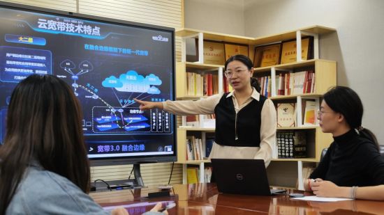 云宽带提供“连接+存储+算力”三位一体的智能服务——上网即上云,一跳入算。上海市劳动模范朱姝,作为云宽带网络架构设计师之一,自2022年起,从零开始投入云宽带的搭建,将一个“云上城市”的构想变成了现实 云宽带提供“连接+存储+算力”三位一体的智能服务——上网即上云,一跳入算。上海市劳动模范朱姝,作为云宽带网络架构设计师之一,自2022年起,从零开始投入云宽带的搭建,将一个“云上城市”的构想变成了现实