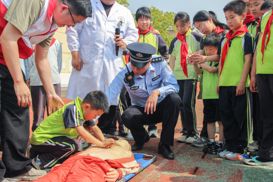 新村派出所民警组织学生学习自救互救知识。崇明公安供图 新村派出所民警组织学生学习自救互救知识。崇明公安供图